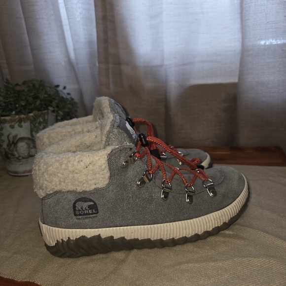 Sorel Kids  size 4 Boots in Gray suede with Orange Accents - Picture 7 of 10